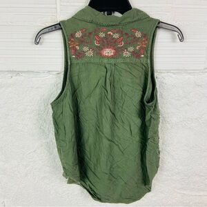Mudd Olive Green sleeveless floral Embroidered Button Up Shirt Size Large